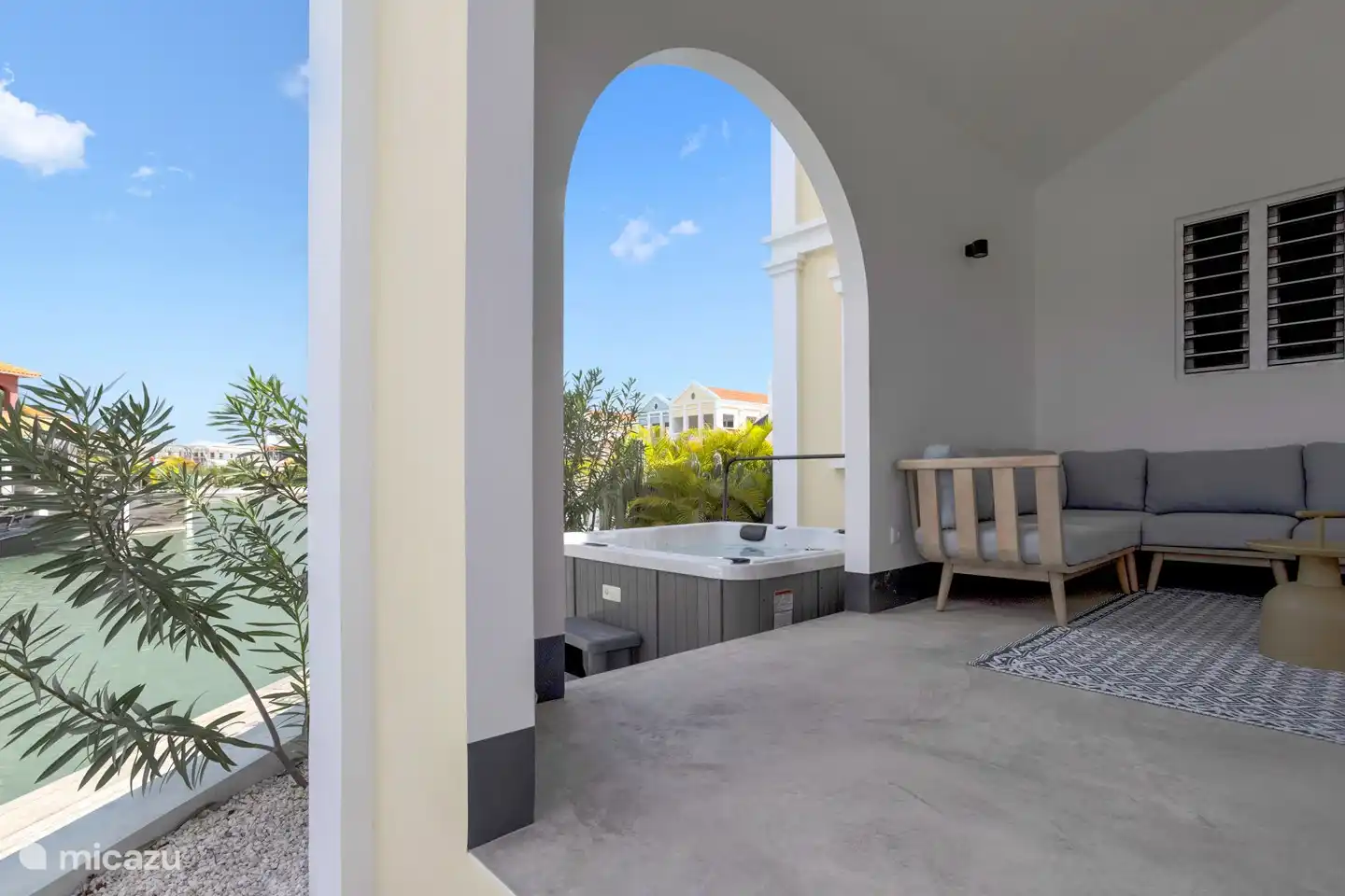 Covered porch &amp; jacuzzi.