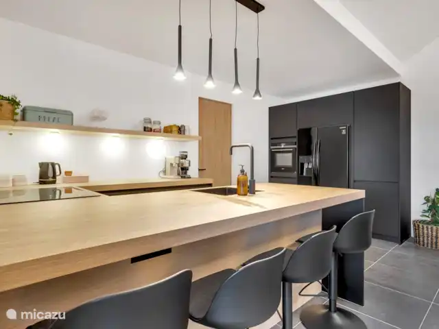 Villas sur l'Eau Appartement 3 Chambres | Bonaire, Bonaire, Kralendijk - appartement Cuisine ouverte avec lave-vaisselle, plaques à induction, réfrigérateur américain, congélateur, cafetière expresso et bouilloire.