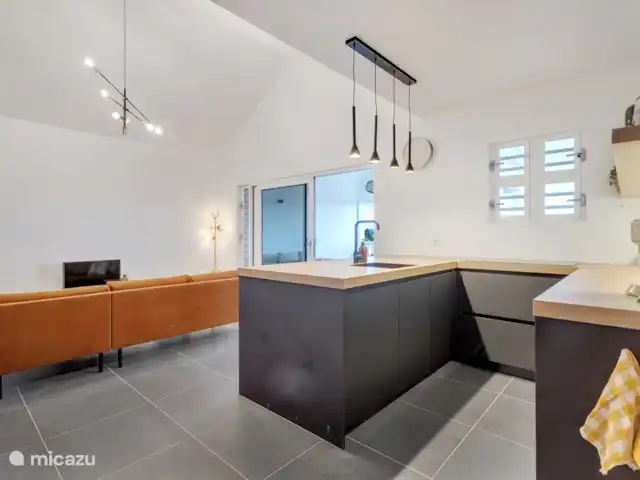 Villas sur l'Eau Appartement 3 Chambres | Bonaire, Bonaire, Kralendijk - appartement Cuisine ouverte avec lave-vaisselle, plaques à induction, réfrigérateur américain, congélateur, cafetière expresso et bouilloire.