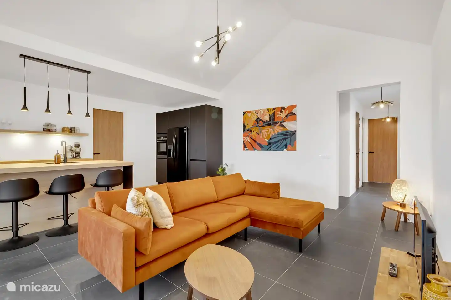 Wohnzimmer mit bequemem Sofa und Fernseher.