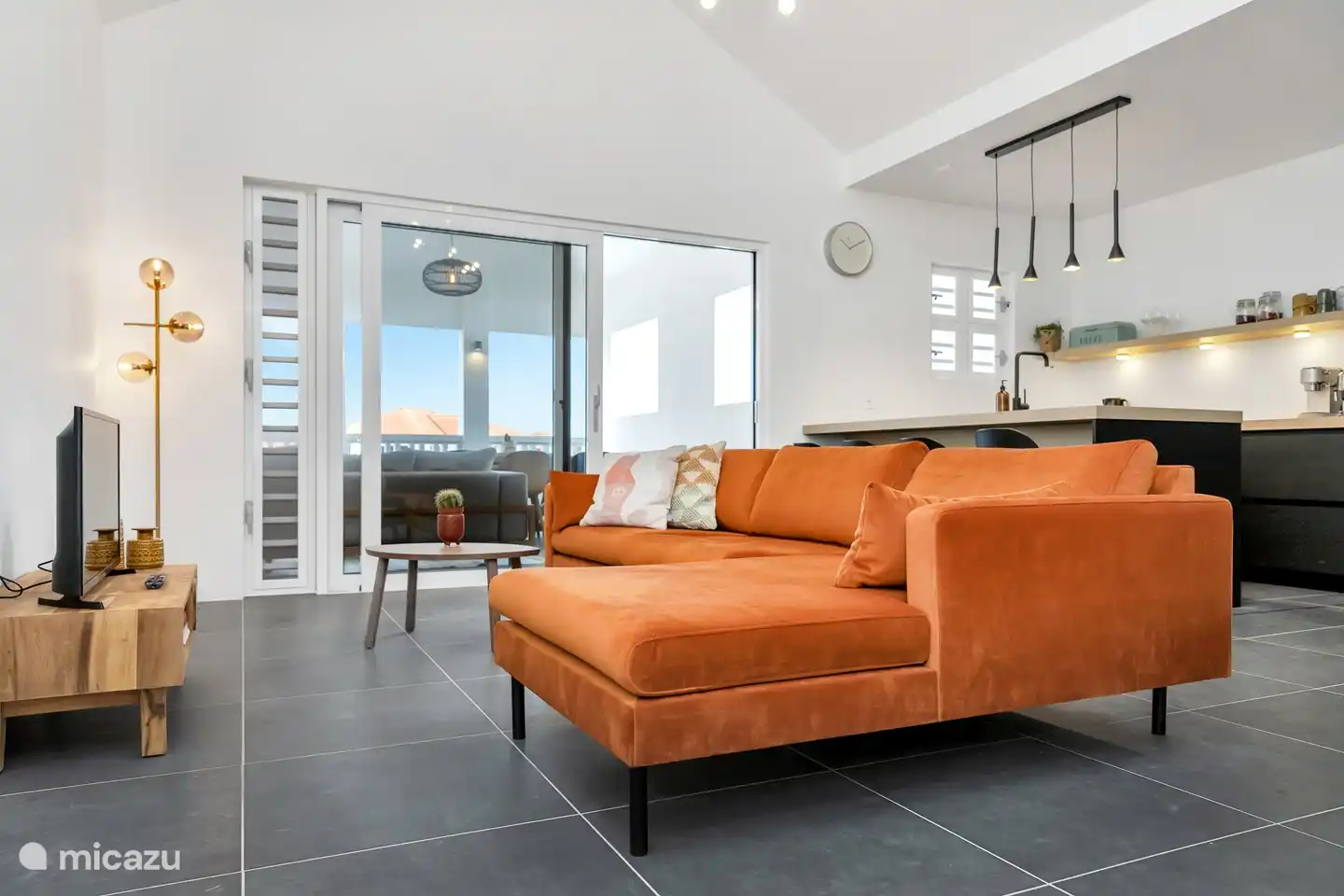 Wohnzimmer mit bequemem Sofa und Fernseher.