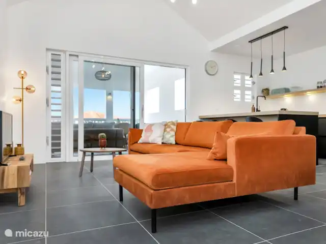 Villas sur l'Eau Appartement 3 Chambres | Bonaire, Bonaire, Kralendijk - appartement Séjour avec canapé confortable et TV.