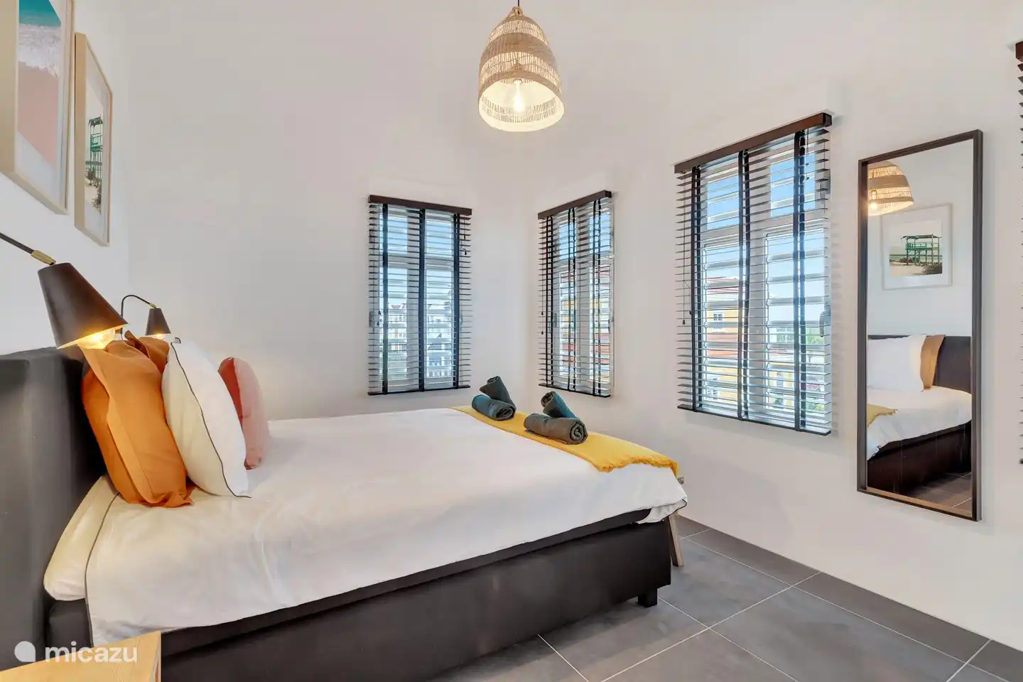 Erstes Schlafzimmer mit bequemem Doppelbett, Kleiderschrank, Spiegel und Klimaanlage.