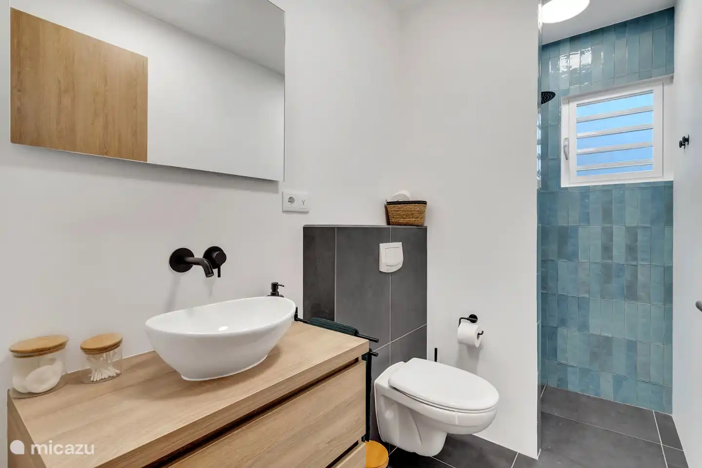 Erstes Badezimmer mit Regendusche, Toilette und Waschbecken mit Möbeln zur Aufbewahrung all Ihrer Sachen.