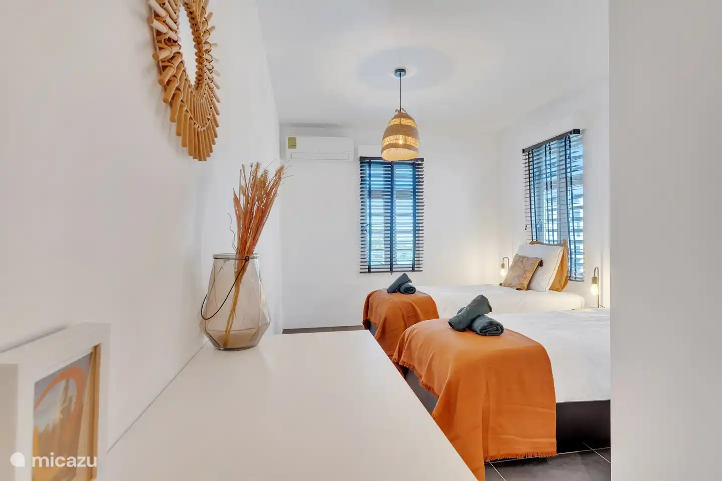 Zweites Schlafzimmer mit zwei Einzelbetten, Kommode und eigenem Bad. Es ist auch möglich, dies in ein Doppelbett umzuwandeln.