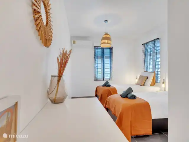 Villas sur l'Eau Appartement 3 Chambres | Bonaire, Bonaire, Kralendijk - appartement Deuxième chambre avec deux lits simples, commode et salle de bain attenante. Il est également possible de le transformer en lit double.
