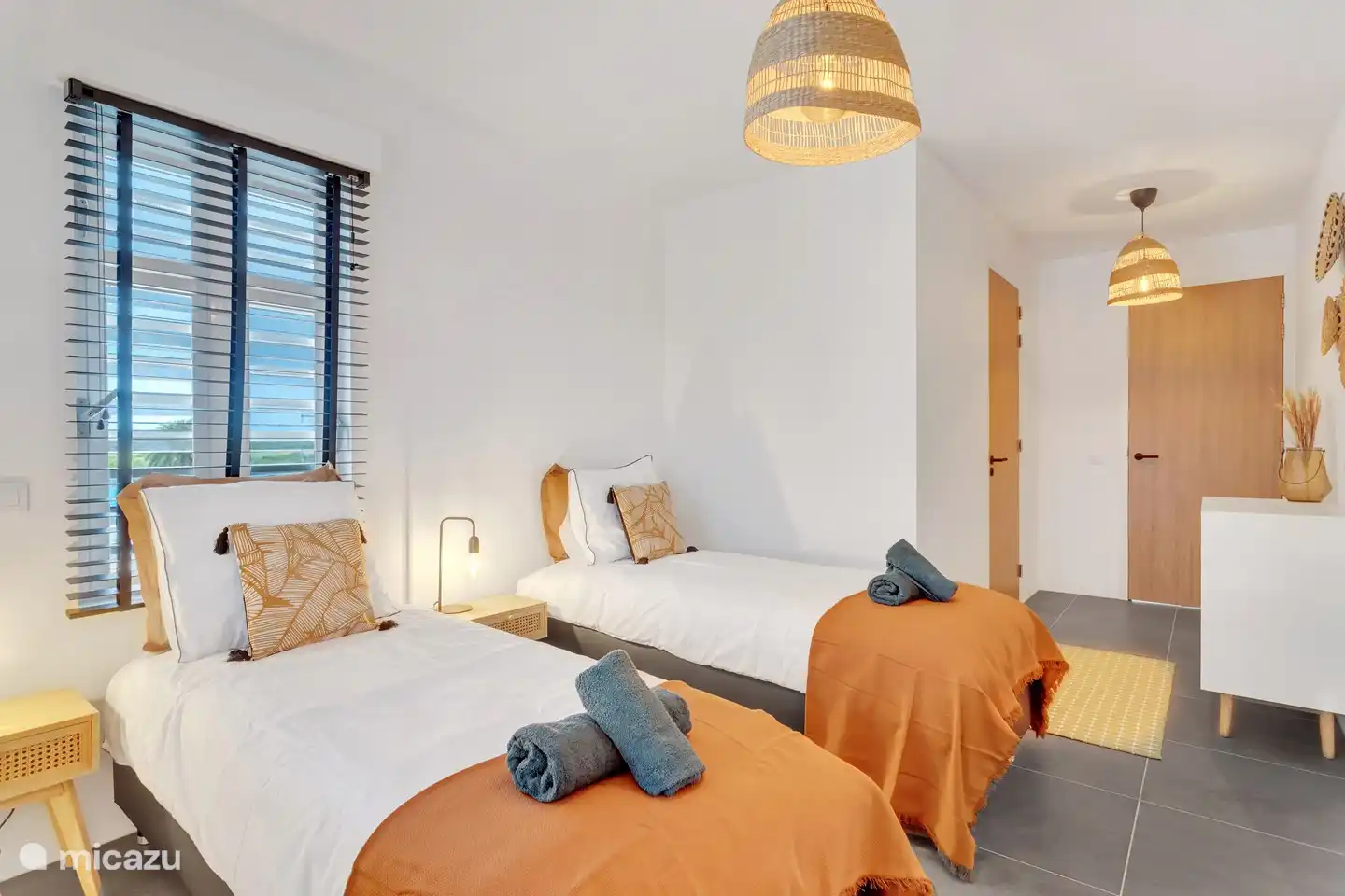 Zweites Schlafzimmer mit zwei Einzelbetten, Kommode und eigenem Bad. Es ist auch möglich, dies in ein Doppelbett umzuwandeln.