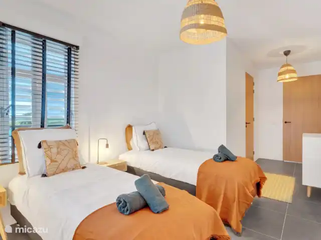 Villas sur l'Eau Appartement 3 Chambres | Bonaire, Bonaire, Kralendijk - appartement Deuxième chambre avec deux lits simples, commode et salle de bain attenante. Il est également possible de le transformer en lit double.