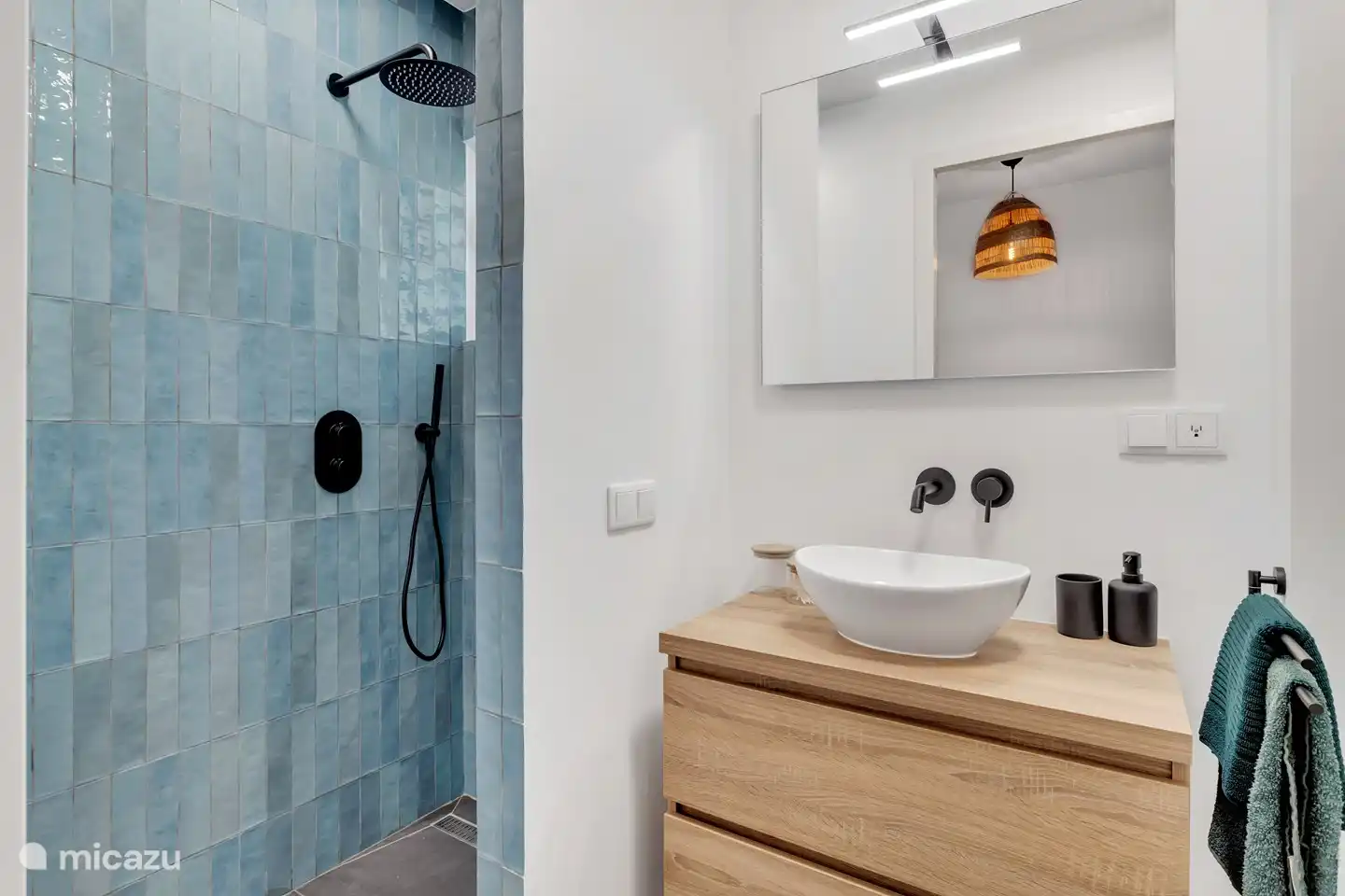 Zweites Badezimmer mit Regendusche, Toilette und Waschbecken mit Möbeln zur Aufbewahrung all Ihrer eigenen Sachen.