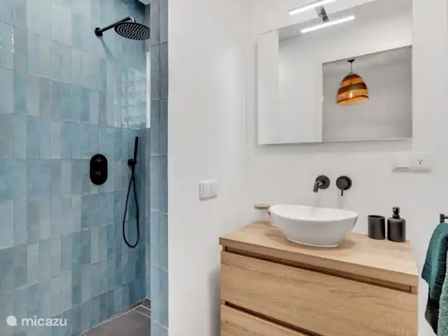Villas sur l'Eau Appartement 3 Chambres | Bonaire, Bonaire, Kralendijk - appartement Deuxième salle de bain avec douche pluie, toilettes et lavabo avec meuble pour ranger toutes vos affaires.