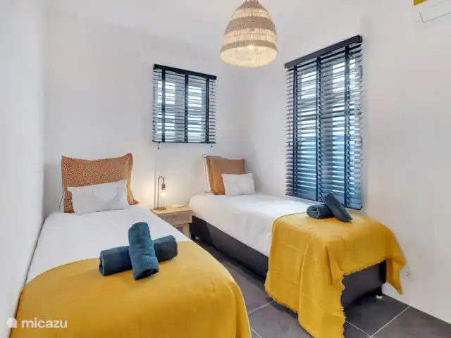 Villas sur l'Eau Appartement 3 Chambres | Bonaire, Bonaire, Kralendijk - appartement Troisième chambre avec deux lits simples et salle de bain attenante. Il est également possible de le transformer en lit double.