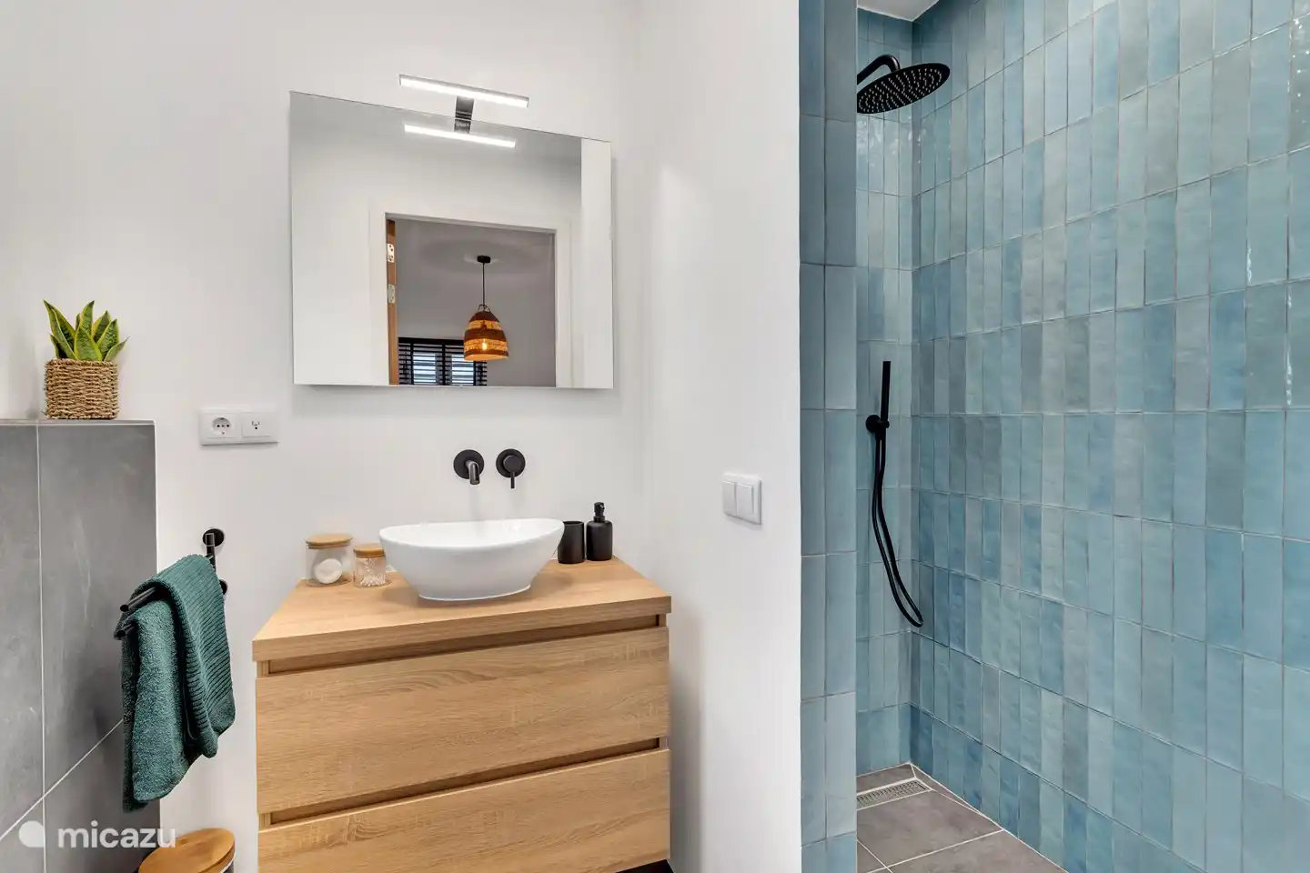 Drittes Badezimmer mit Regendusche, Toilette und Waschbecken mit Möbeln zur Aufbewahrung all Ihrer Sachen.