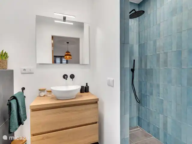 Villas sur l'Eau Appartement 3 Chambres | Bonaire, Bonaire, Kralendijk - appartement Troisième salle de bain avec douche pluie, WC et lavabo avec meuble pour ranger toutes vos affaires.