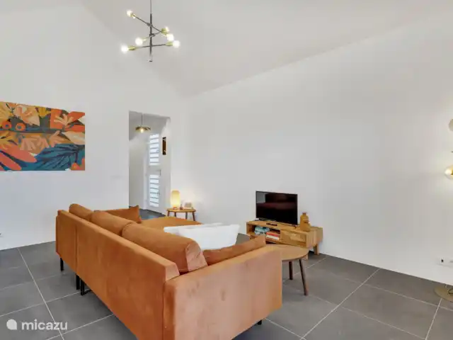 Villas sur l'Eau Appartement 3 Chambres | Bonaire, Bonaire, Kralendijk - appartement Séjour avec canapé confortable et TV.