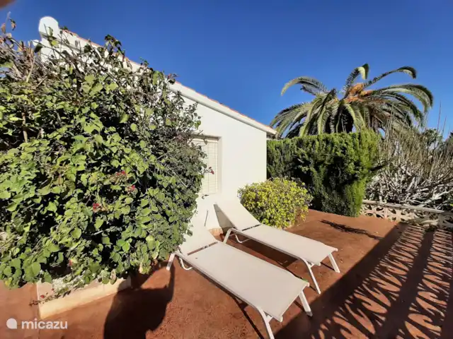 Preciosa casa de vacaciones Moraira en España, Costa Blanca, Moraira - villa Suficientes tumbonas alrededor de la casa.