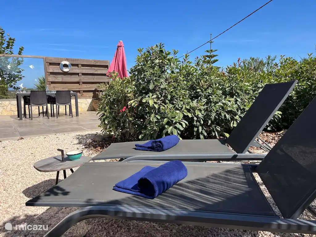 Volop privacy in de parkachtige tuin.