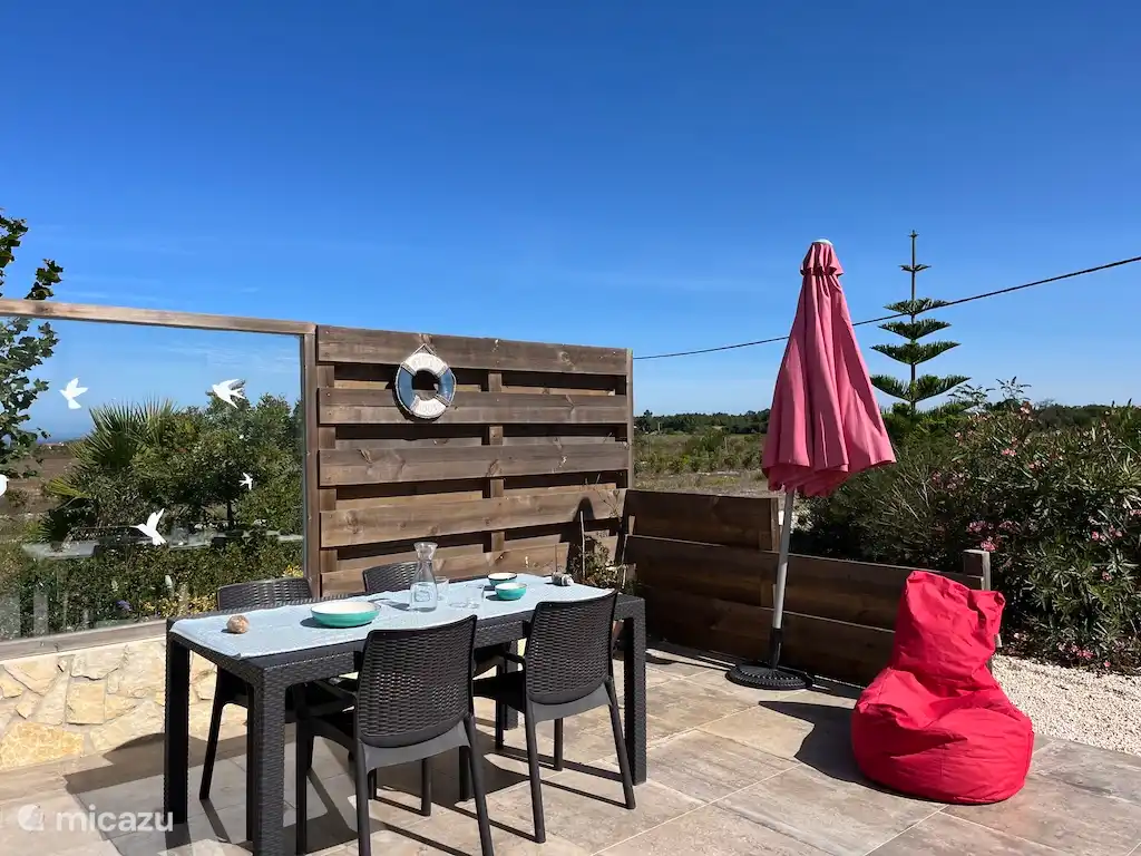 Terras met uitzicht naar zee.