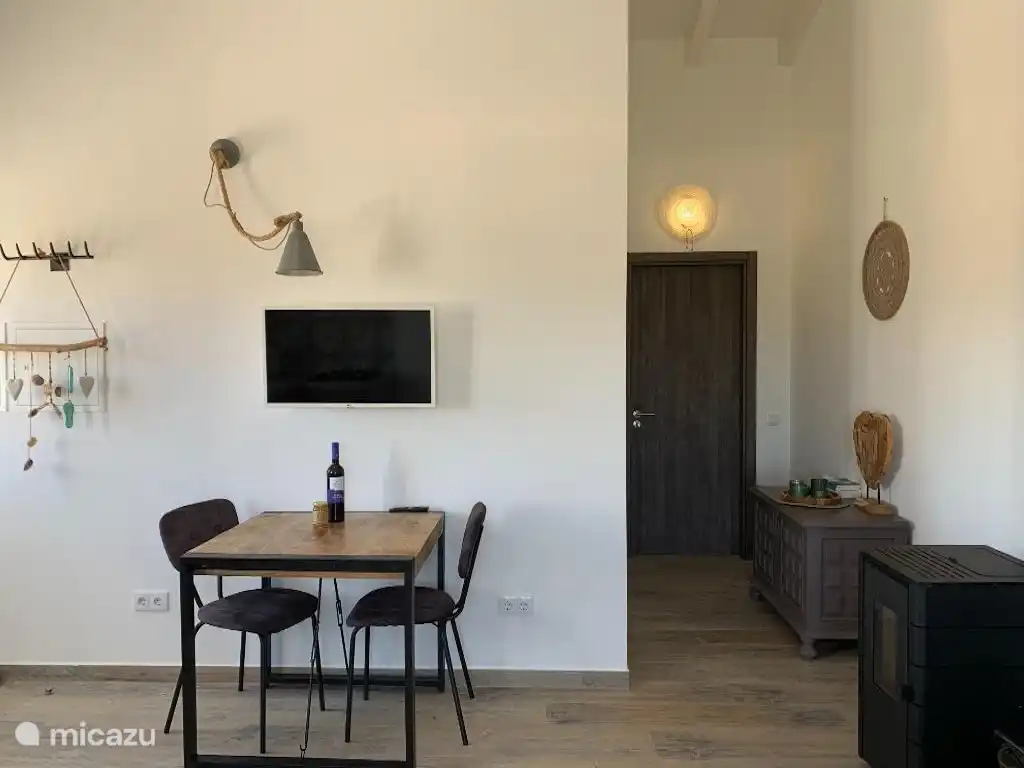 Eettafel voor 2 personen, satelite TV en internet.