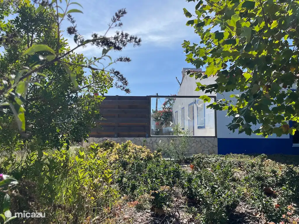 Landelijk gelegen vakantiehuis met parkachtige tuin rondom.