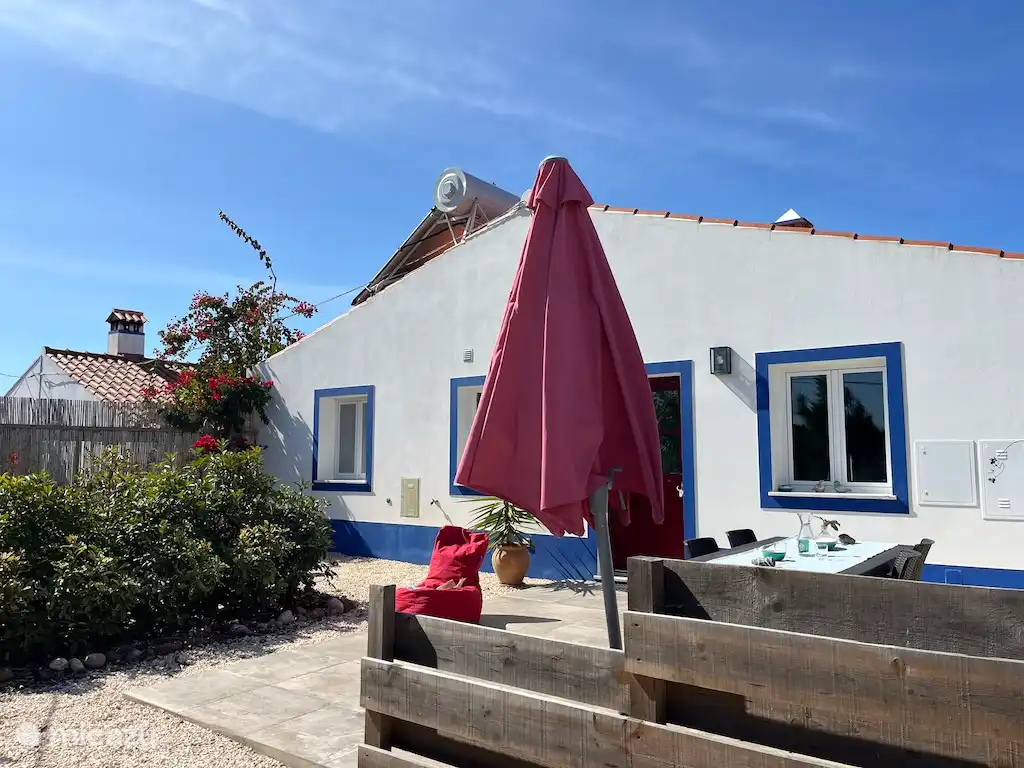 Ruim terras met tuinmeubelen. Veel privacy met zon en schaduw.