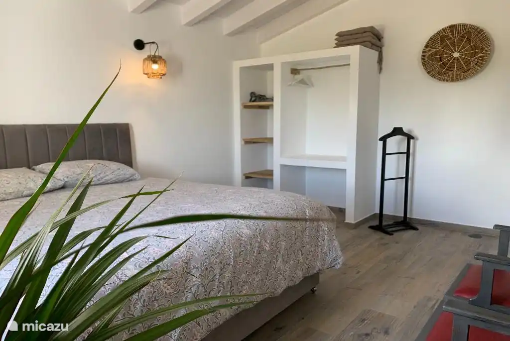 Ruime slaapkamer met heerlijk kingsize bed 180x200.