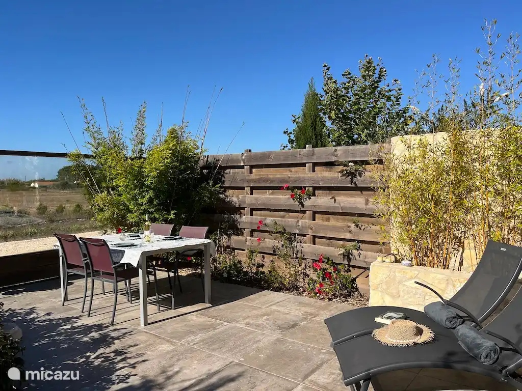 Private Terrasse mit Gartenmöbeln, Blick über die Landschaft.