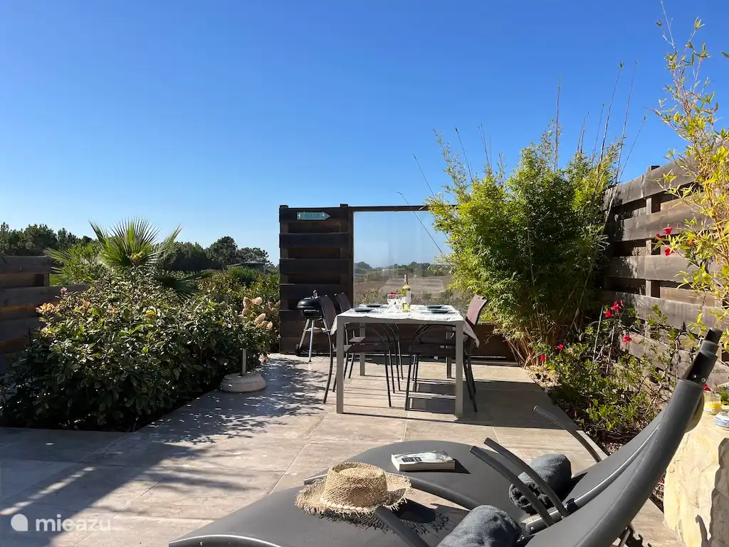Terrasse mit guten Möbeln und Meerblick. Dank des Fensters sind Sie vor dem Wind geschützt und genießen die wunderschöne Aussicht.
