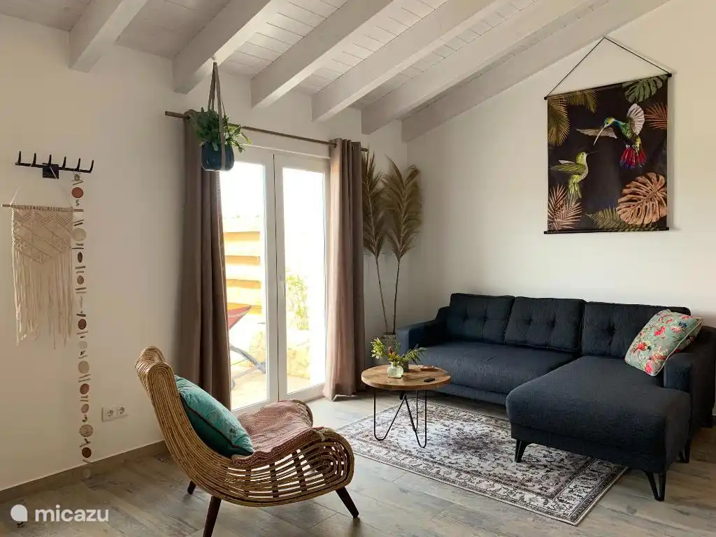 Geräumiges Wohnzimmer mit Zugang zur Terrasse