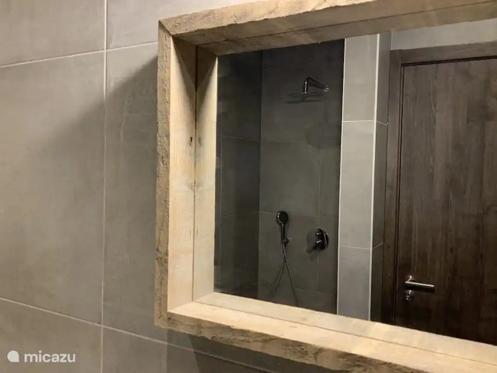 Badezimmer mit Rasier-/Schminkspiegel und Föhn.