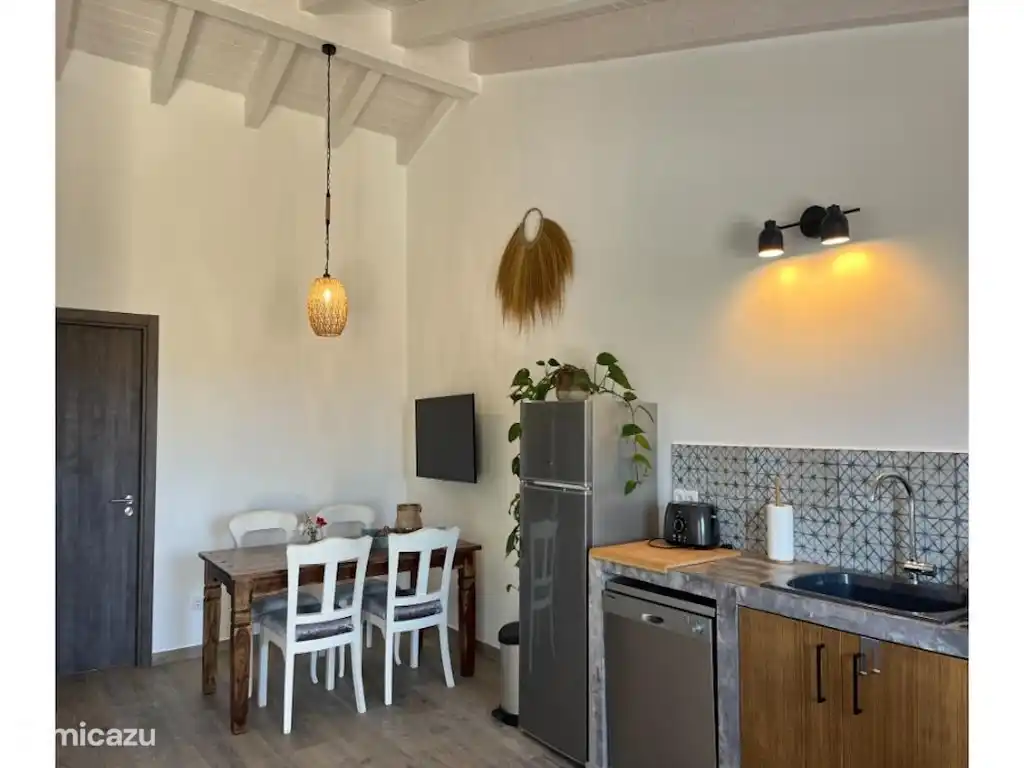 Esstisch, Smart-TV und Internet