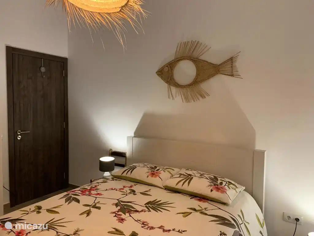 Schlafzimmer mit gutem Doppelbett, 160 cm breit. Bettzeug aus Baumwoll-Satin.