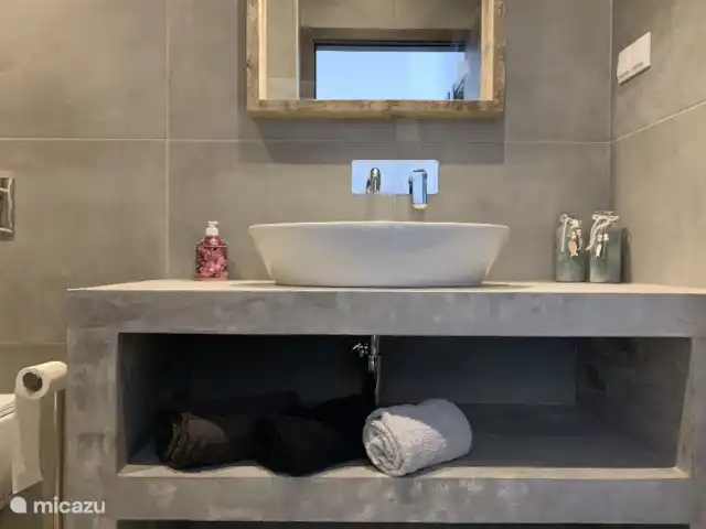 Nieuw landelijk vakantiehuis huren in Portugal, Algarve, Aljezur - vakantiehuis Moderne badkamer met wasmeubel, toilet en inloopdouche.