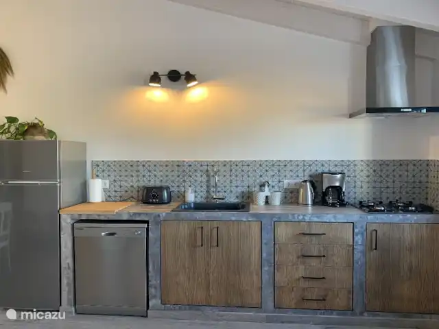 Nieuw landelijk vakantiehuis huren in Portugal, Algarve, Aljezur - vakantiehuis Open keuken met vaatwasser, fornuis, koel-/vriescombinatie, koffiezetter, waterkoker en broodrooster.