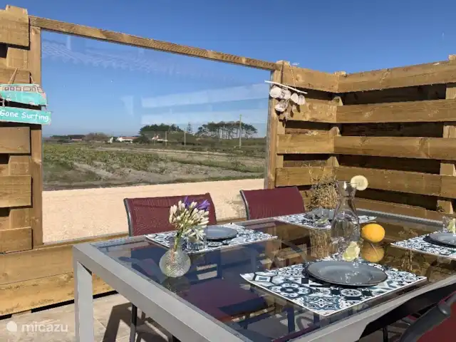 Nieuw landelijk vakantiehuis huren in Portugal, Algarve, Aljezur - vakantiehuis Prive terras met tuinmeubilair, uitzicht over de landerijen.