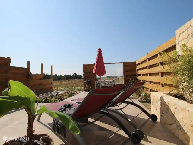 Nieuw landelijk vakantiehuis huren in Portugal, Algarve, Aljezur - vakantiehuis Terras met goed meubilair en zeezicht. Dankzij het raam ben je beschermd tegen de wind en geniet je van het mooie uitzicht.
