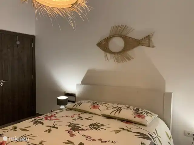 Nieuw landelijk vakantiehuis huren in Portugal, Algarve, Aljezur - vakantiehuis Slaapkamer met kingsize bed 160*200 en garderobekast.