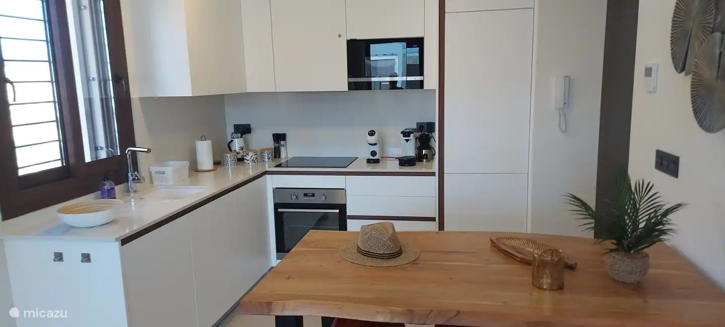 De keuken bevat alles wat u nodig hebt. Dolce Gusto en Senseo koffieapparaat , oven, microgolf, koelkast, diepvries, inductie kookplaat, vaatwasser,  …