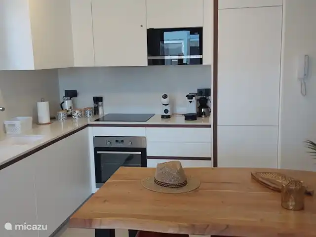 Casa Monty huren in Spanje, Costa Blanca, Torrevieja - penthouse De keuken bevat alles wat u nodig hebt. Dolce Gusto en Senseo koffieapparaat , oven, microgolf, koelkast, diepvries, inductie kookplaat, vaatwasser,  …