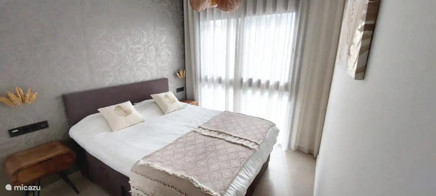 Mooie en volledig uitgeruste slaapkamers met kwaliteits boxsprings & traagschuim toppers. Ruime inbouw kleerkasten en fluisterstille airconditioning.