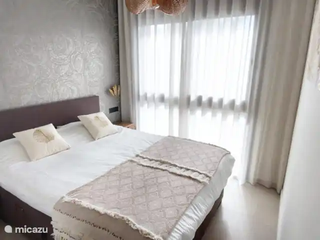 Casa Monty huren in Spanje, Costa Blanca, Torrevieja - penthouse Mooie en volledig uitgeruste slaapkamers met kwaliteits boxsprings & traagschuim toppers. Ruime inbouw kleerkasten en fluisterstille airconditioning.