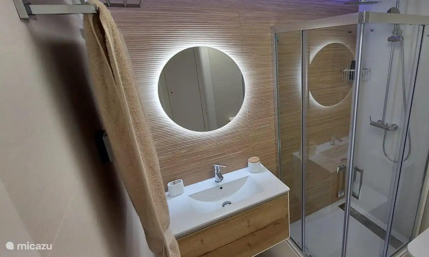 Het appartement bevat twee volledig uitgeruste badkamers met douche & toilet.