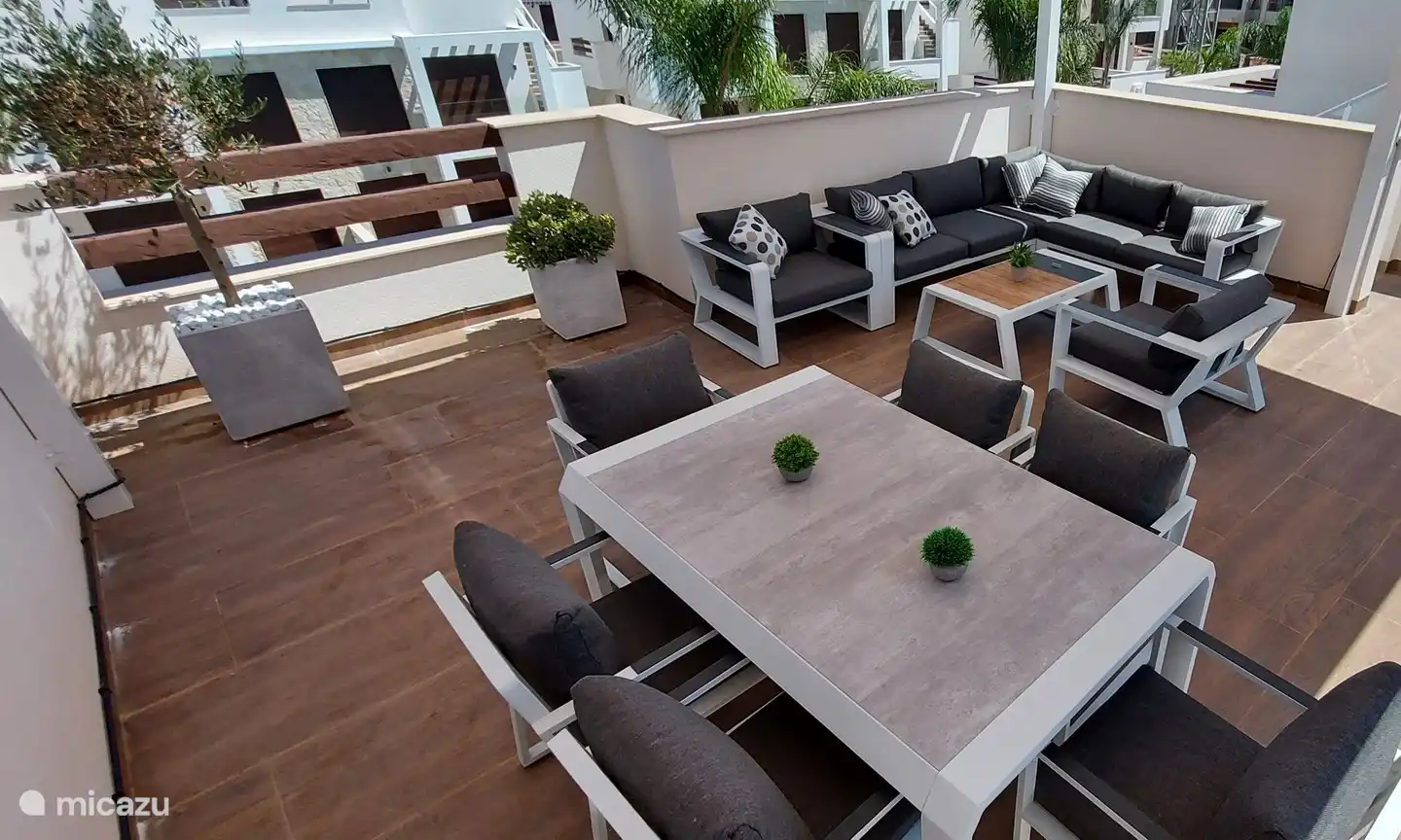 Het penthouse beschikt over 2 terrassen. Een klein terras met zicht op het zwembad en een ruim (75m²) en gezellig terras met loungehoek, eettafel en voor de zonnekloppers zeer comfortabele ligzetels met aanpalende buitendouche.