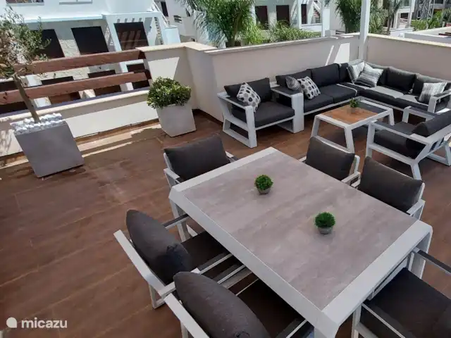 Casa Monty huren in Spanje, Costa Blanca, Torrevieja - penthouse Het penthouse beschikt over 2 terrassen. Een klein terras met zicht op het zwembad en een ruim (75m²) en gezellig terras met loungehoek, eettafel en voor de zonnekloppers zeer comfortabele ligzetels met aanpalende buitendouche.