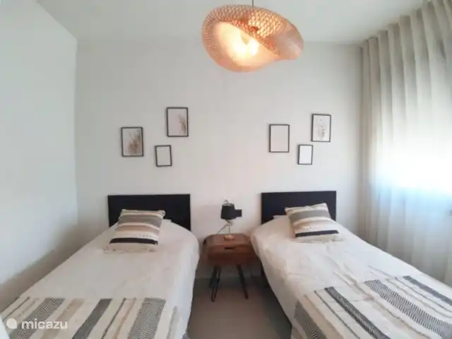 Casa Monty huren in Spanje, Costa Blanca, Torrevieja - penthouse Deze kamer bevat twee eenpersoonsbedden met op zijn beurt ook ruime kasten, stopcontacten etc.