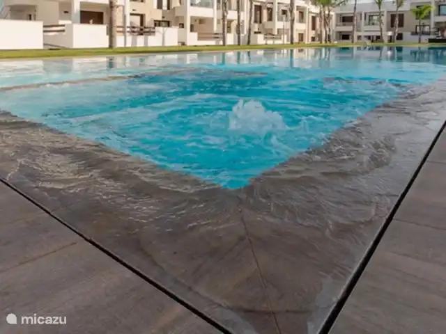 Casa Monty huren in Spanje, Costa Blanca, Torrevieja - penthouse Om af te koelen of baantjes te trekken kan u gebruik maken van ons 25m zwembad. Relaxen kan in de jacuzzi, kinderen kunnen terecht in het kinderbad.