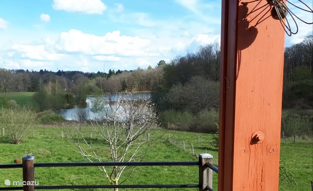 uitzicht op meertje vanaf het terras