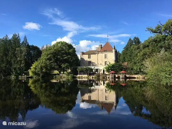 Chateau Le Verdoyer met kleine, rustige camping, op loopafstand van het huis