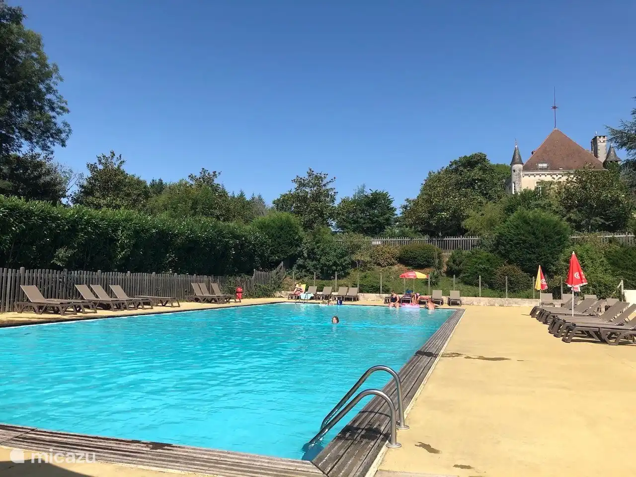 zwembad op de nabijgelegen camping, een paar minuten lope, gratis voor gasten van Le Rosier. Met grote glijbaan en peuterbad