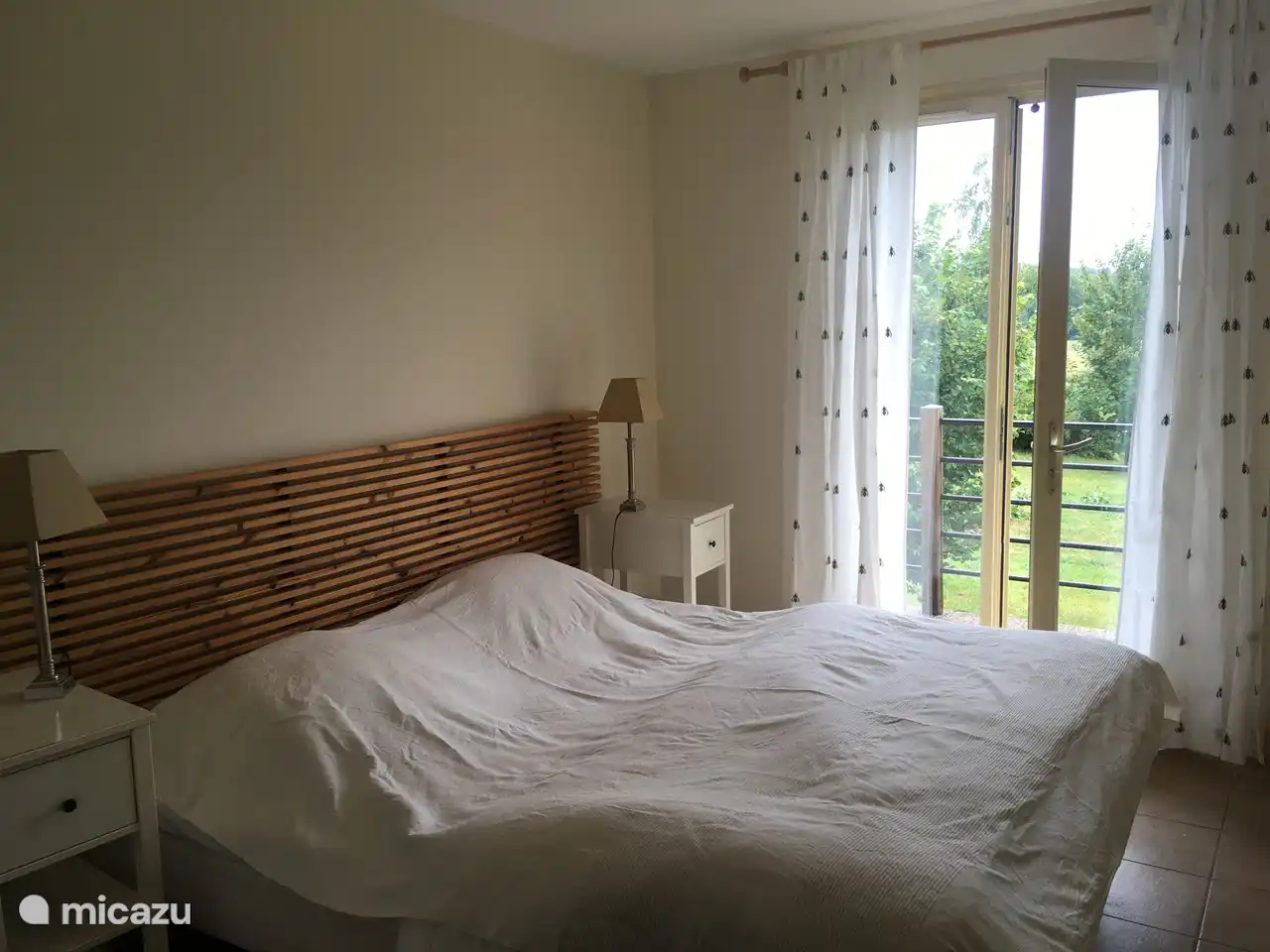 De grootste laapkamer heeft openslaande deuren naar het terras