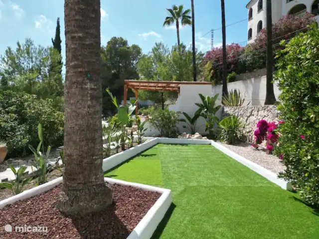 Villa Futura huren in Spanje, Costa Blanca, Benissa - villa Achterkant villa. Pad naar loungehoek en petanque.
